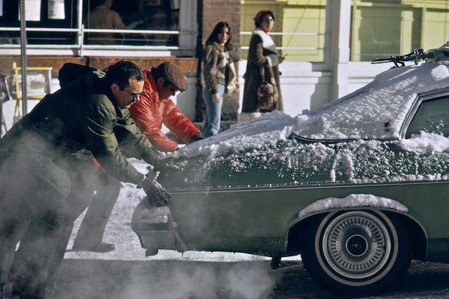Auto uit sneeuw krijgen