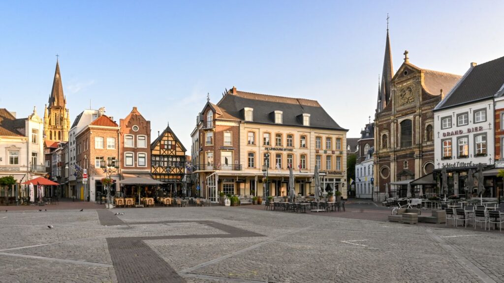 Historisch marktplein in Sittard met karakteristieke gebouwen en kerken